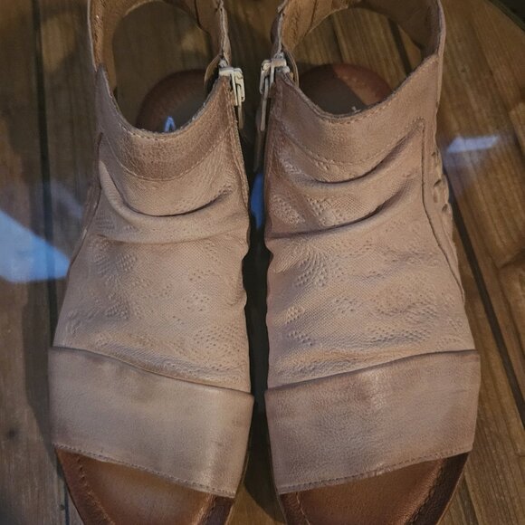 NEW Miz Mooz Wide Width Leather Rutched Sandals - Flaire - Picture 2 of 4